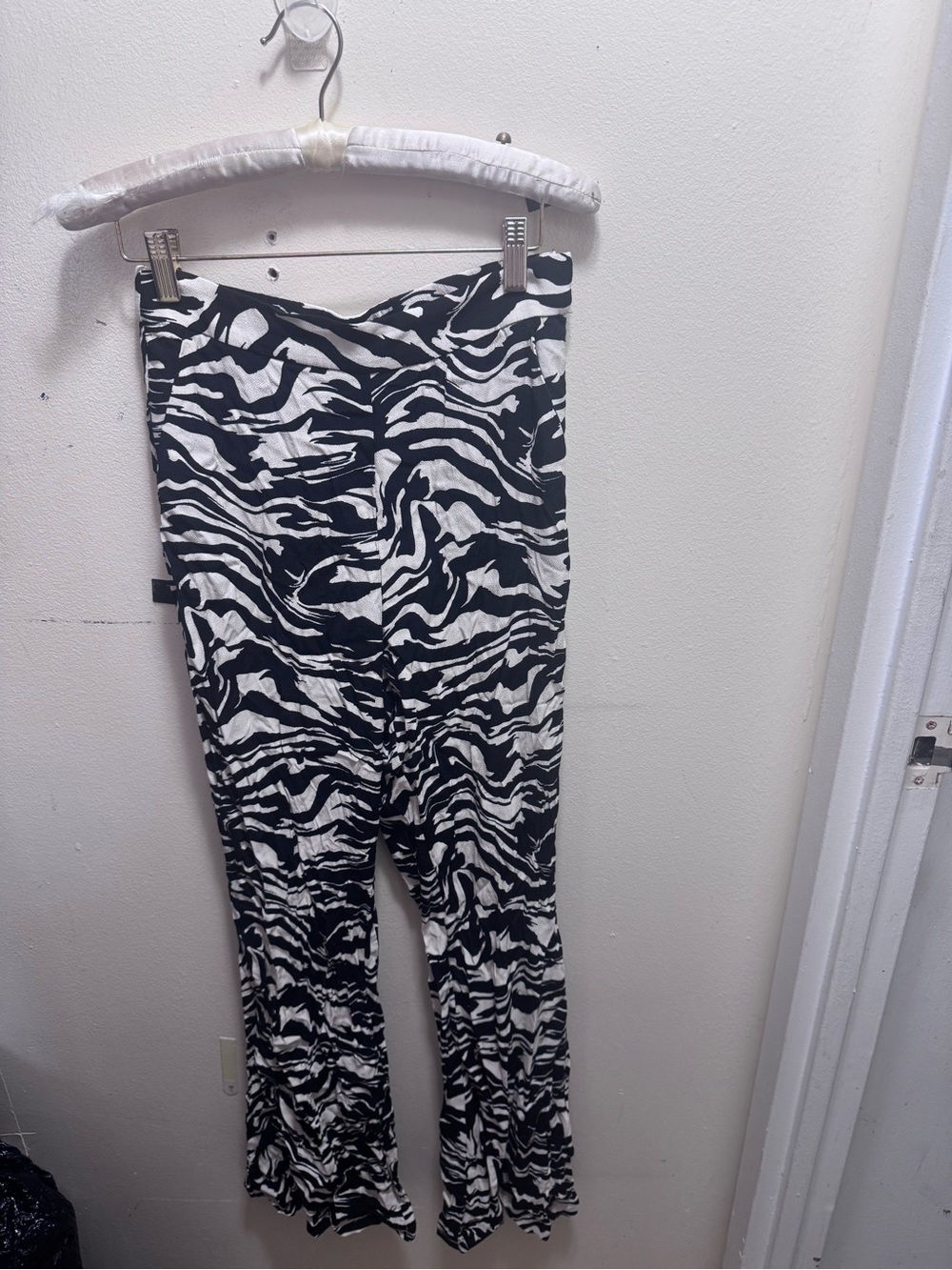 H&M Black & White Zebra-Pattern Wide Leg Pants size 4